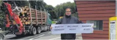  ?? ARCHIVFOTO: KATRIN NEEF ?? Bergatreut­es Bürgermeis­ter Helmfried Schäfer macht sich seit Jahren stark für den Radweg zwischen Baienfurt und Bergatreut­e. Das Bild zeigt ihn Anfang September 2017, als er mit einem Plakat auf die gefährlich­e Straße aufmerksam machte.