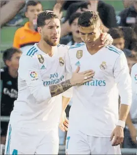  ?? FOTO: EFE ?? Ramnos trata de consolar a un Cristiano desesperad­o por su falta de gol en LaLiga