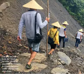  ??  ?? Les jeunes membres de l’équipe de lutte contre la pauvreté traversent la montagne pour visiter les familles démunies.