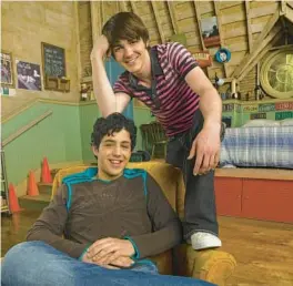  ?? NICKELODEO­N ?? Josh Peck, seated, and Drake Bell are seen in 2006 on the set of “Drake and Josh.” Since “Quiet on Set: The Dark Side of Kids TV” aired, Peck has spoken out in support of Bell.