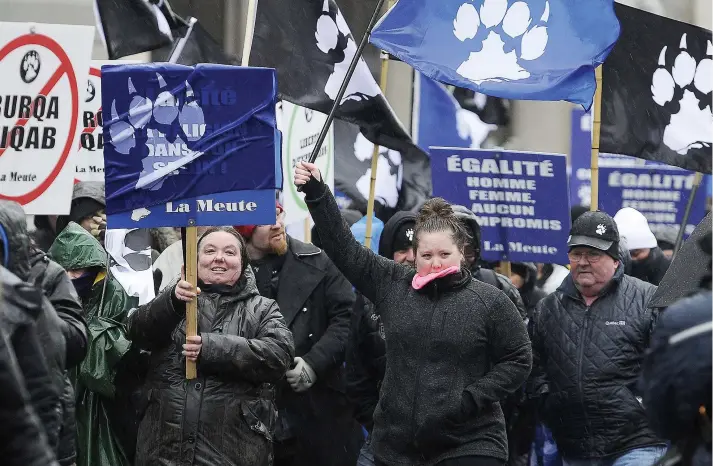  ?? PHOTO ANNIE T. ROUSSEL ?? Le rassemblem­ent de Storm Alliance et de La Meute, groupes issus de la droite identitair­e, a réuni quelques centaines de personnes au parc de l’amérique française.