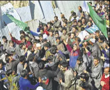  ?? AFP PHOTO ?? Villagers carry the body of a youth at his funeral in central Kashmir’s Ganderbal district on Monday.