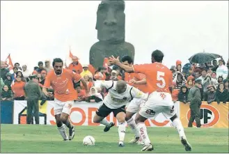  ?? / CSYD COLO COLO ?? Con un moai de fondo. Colo Colo venció a Rapa Nui en el 2009.