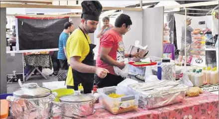  ??  ?? MUMI. Los participan­tes no podrán cocinar los platos típicos en la feria sino que deberán hacerlo antes en cocinas habilitada­s.