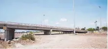  ??  ?? Conexión. El Puente Falcón-río Nazas comunica a Torreón y Gómez Palacio y se construye sobre el lecho del Río Nazas.