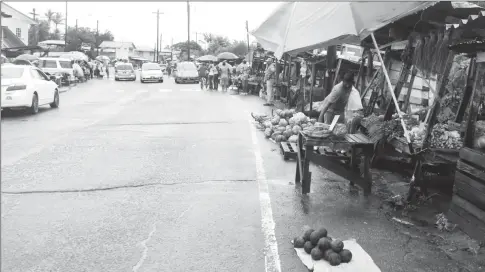  ??  ?? The market along the roadside