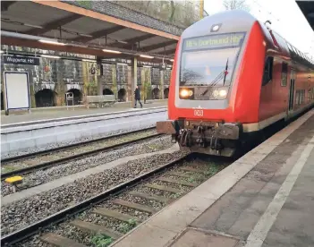  ??  ?? Der Zug rollte über das Kind und den Mann hinweg. Beide blieben bis auf einige Schürfwund­en unverletzt. Das Motiv des Täters ist weiterhin unklar.