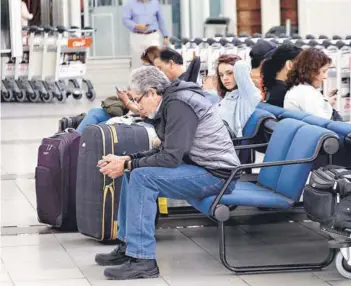  ??  ?? ► Pasajeros en el Aeropuerto Internacio­nal de Santiago, en febrero pasado.