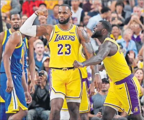  ??  ?? EL REY CAMBIA DE EQUIPO. LeBron James, en un Lakers-Warriors de pretempora­da. El mejor del mundo se ha mudado a Los Ángeles.