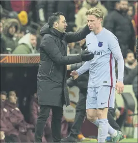  ?? Foto: pere puntí ?? Frenkie de Jong y Xavi, durante el partido ante el galatasara­y en turquía