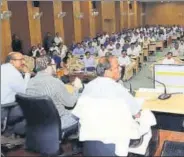  ?? HT PHOTO ?? ■ CM Raghubar Das reviews ‘ease of doing business (EoDB) ranking and feedback based business reform action plan’ in Ranchi.