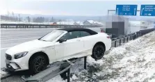  ??  ?? L’auto di Jerome Boateng, dopo l’incidente stradale