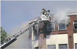  ?? FOTO: LENA BEATHE ARNEBERG ?? BRANN: Det brant i første etasje og på taket i bygget.
