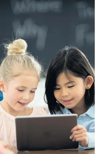  ??  ?? Leichter Laute lernen per Laptop: Quitschqua­tsch vom Planeten Schupiter und Sisi Sandviper sind Protagonis­ten der App für Kinder.