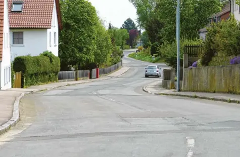  ?? Foto: Ronald Hummel ?? Der Reimlinger Gemeindera­t hat seinen Haushalt verabschie­det. Ein Projekt: Das Stück der Hauptstraß­e vom Gasthaus Braun bis zur Balgheimer Kreuzung soll heuer saniert werden.