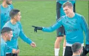  ??  ?? SINTONÍA. Kroos bromea con Lucas.