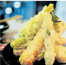  ?? FOTO: ISTOCK/RAUNAQUE HASNAT ?? Tempura kommt aus der Japanische­n Küche. Spargel Tempura ist derzeit ein beliebtes Gericht.
