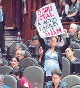  ??  ?? RECHAZO. La diputada Erika del Castillo, de Morena, mostró un cartel antiporros.