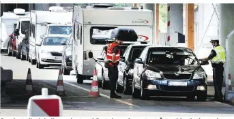  ??  ?? Grenzkontr­ollen beim Karawanken­tunnel: Deutsche werden gestoppt, Österreich­er durchgewun­ken