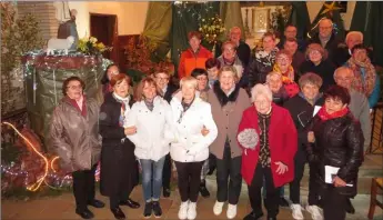  ??  ?? La chorale dans le superbe décor de la grotte de Lourdes à Gimat