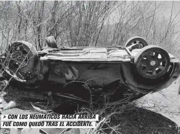  ?? FOTO: EL DEBATE ?? > CON LOS NEUMÁTICOS HACIA ARRIBA FUE COMO QUEDÓ TRAS EL ACCIDENTE.