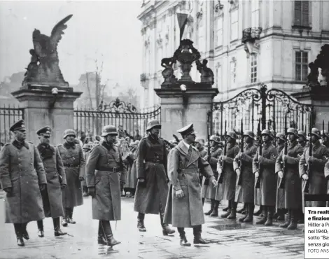  ?? FOTO ANSA ?? Tra realtà e finzione Hitler a Praga nel 1940; sotto “Bastardi senza gloria”