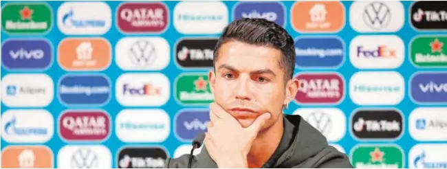  ?? // REUTERS ?? Cristiano Ronaldo, en la rueda de prensa en la que retiró dos botellas de Coca- Cola