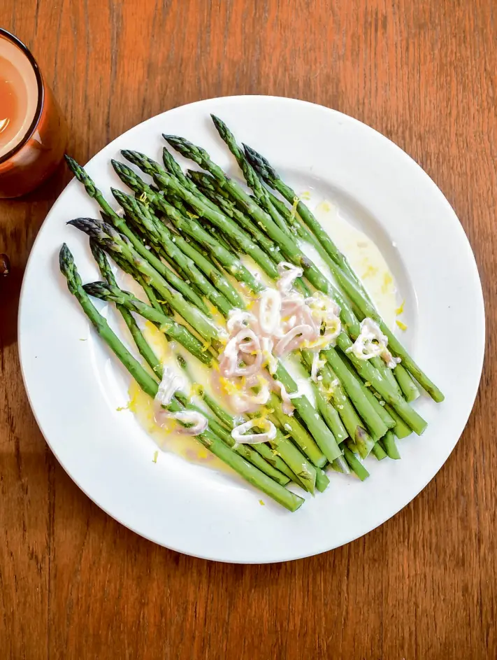  ?? Christian Reynoso/Special to the Chronicle ?? Gently poached asparagus and beurre blanc is a classic combinatio­n for good reason.