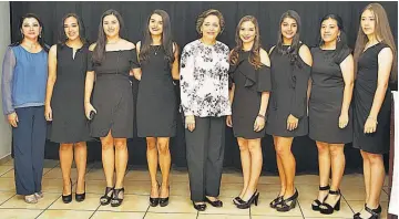  ??  ?? Las siete expositora­s posaron junto a la directora del colegio La Floresta, Celina de Arrieta (de blanco), y la maestra Angélica de Rivera (azul).