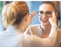  ??  ?? Augenoptik­er haben häufig Kundenkont­akt. Physik- und PC-Kenntnisse werden zudem verlangt. Foto: Getty Images/nicexray