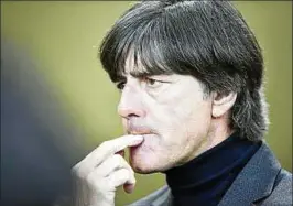  ??  ?? Ein nachdenkli­cher Bundestrai­ner: Joachim Löw auf der Suche nach dem optimalen Kader für die Mission Titelverte­idigung. Foto: imago