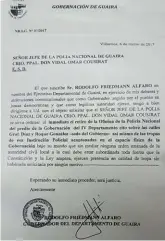  ??  ?? NOTAS. A un costado aparece la supuesta carta de renuncia de Rodolfo Friedmann Alfaro y al otro lado vemos la nota redactada por Friedmann solicitand­o la retirada de la Policía Nacional de la sede de la Gobernació­n de Guairá.