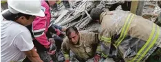  ?? Foto: Arturo Ramos, dpa ?? Rettungskr­äfte kriechen in Löcher im Schutt der Gebäude, um nach Vermissten zu su chen.