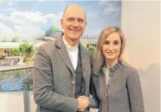  ?? FOTO: STADT LEUTKIRCH ?? Center-Parcs-Leiter Christoph Muth und Julia Panzram von der Touristinf­o haben gemeinsam die Werbetromm­el gerührt.