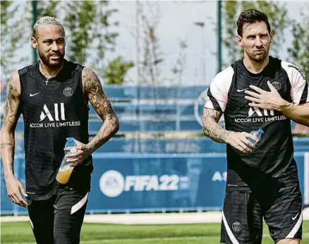  ?? PSG ?? Leo Messi, a la imatge amb Neymar, va fer el primer entrenamen­t amb el PSG