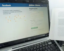  ??  ?? Social network Le offese su Facebook sono ritenute diffamazio­ne a mezzo stampa