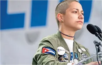  ??  ?? Emma GonzálEz, una activista que se ha manifestad­o en contra de las armas, tras el atentado en una escuela de Florida