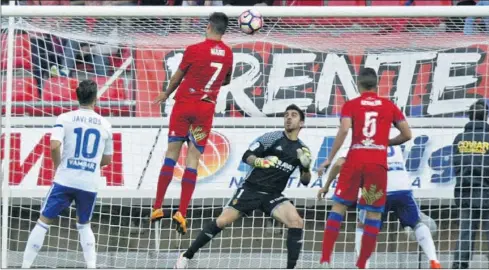  ??  ?? DE CABEZA. Manu del Moral consiguió el tanto del empate al cabecear un centro de Julio Álvarez.