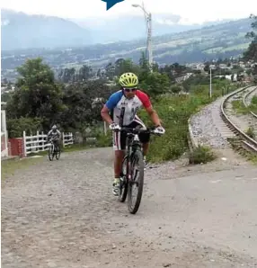  ??  ?? CICLISMO. Ayer se hizo el reconocimi­ento a la pista de lo que será la competenci­a ciclística Natabuela 2018.