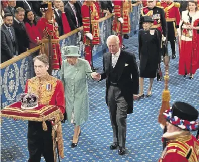  ?? REUTERS / MATT DUNHAM ?? La reina y el príncipe Carlos entran en el Parlamento de Westminste­r, ayer.