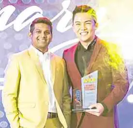  ??  ?? Frontrow CEO Sam Verzosa (right) receives Visionary Leader of the Year Award from Ance chair Shahin Noble Pili.