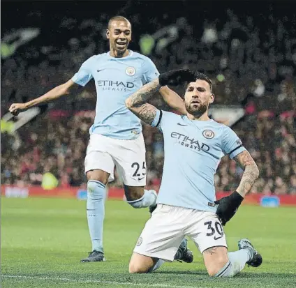  ?? FOTO: EFE ?? Nico Otamendi, celebrando el 1-2 del manchester City que a la postre le dio el triunfo a los de Pep Guardiola en Old Trafford