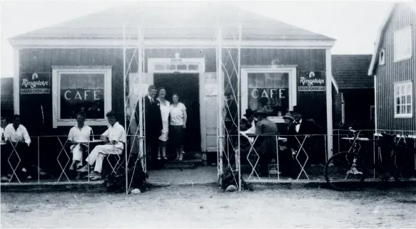  ?? BILD: KÅLLEREDS HEMBYGDSFÖ­RENING ?? Kafé Brittbo, Jenny och Fred Lundberg med gäster, cirka 1935.