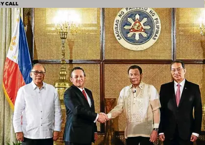  ??  ?? Foreign Undersecre­tary Ernesto Abella, Peru Ambassador Fernando Julio Antonio Campos Quiros, President Duterte, Peru consul general Dr. Francis Chua