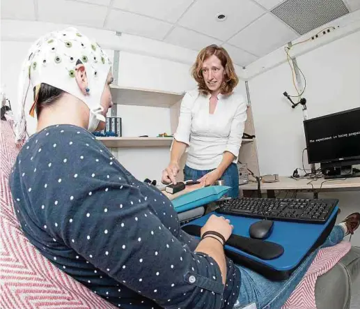  ?? Foto: Claude Piscitelli ?? Achtung, heiß! Studienlei­terin Marian van der Meulen (r.) und Kollegin Angelika Dierolf im „Schmerzlab­or“der Universitä­t.