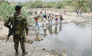  ?? ?? CRISIS.
Soldado colombiano atento al flujo de personas desesperad­as por resolver su situación.