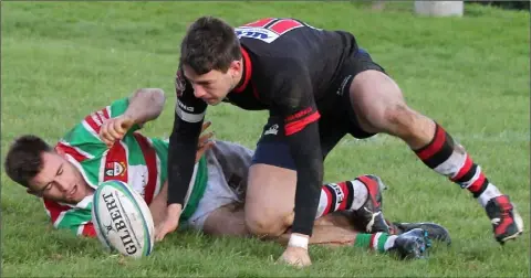  ??  ?? Richard Dunne scoring the first Enniscorth­y try in he 59th minute.