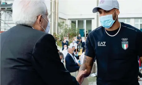  ??  ?? Insieme
Sergio Mattarella, 80 anni, e Marcell Jacobs, 26, ieri a Pizzo Calabro per la cerimonia di inaugurazi­one dell’anno scolastico all’Istituto tecnico nautico