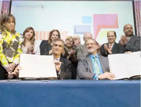  ??  ?? Luis Alberto Ferré Rangel, de la Fundación Agenda Ciudadana y Rodrigo Masses, presidente de la Asociación de Industrial­es, firman el acuerdo.