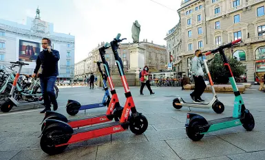  ?? (Corner) ?? I fronti L’assedio dei monopattin­i a piazzale Cordusio (foto Balti). Sopra, la linea gialla della metropolit­ana affollata